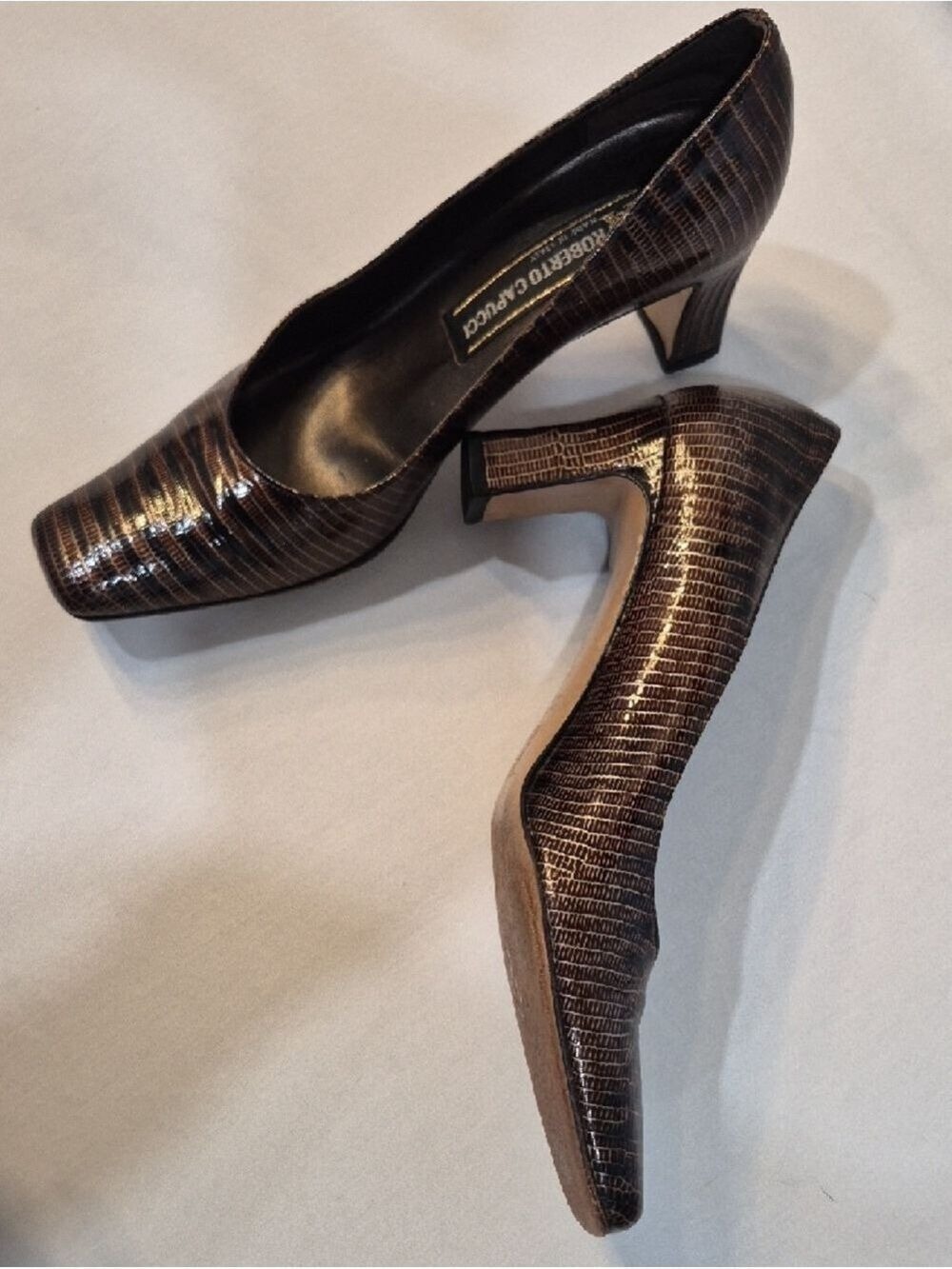 Robetro Capucci Brown Textured Leather Pumps with Low Heel - Picture 4 of 12